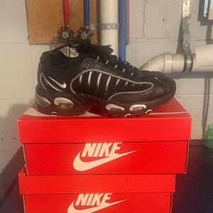 Nike Men's Black and Silver Sneakers
